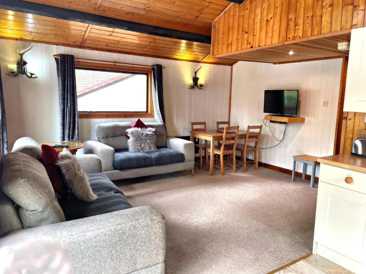 The Squirrel Lodge - Hot Tub - Pet Friendly - Pembrokeshire-Tenby كرمرثن المظهر الخارجي الصورة
