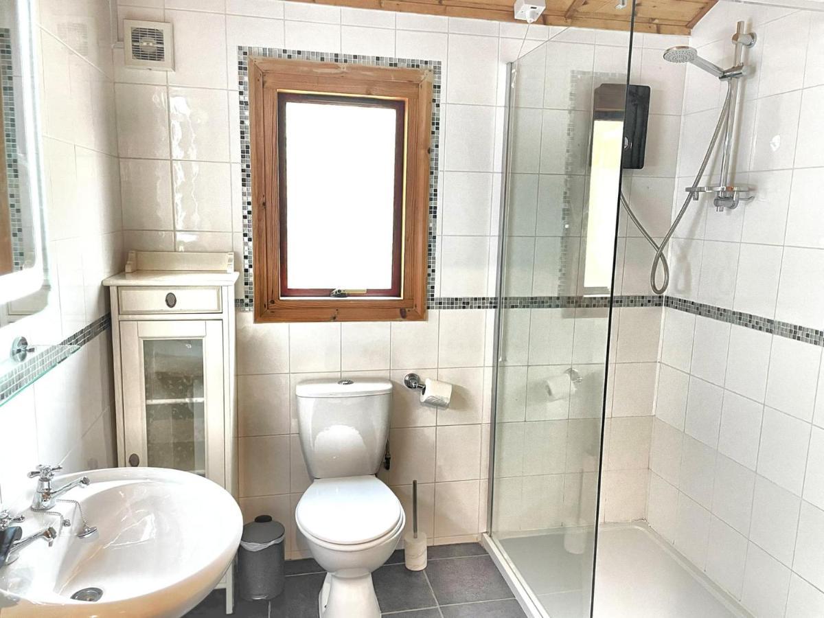 The Squirrel Lodge - Hot Tub - Pet Friendly - Pembrokeshire-Tenby كرمرثن المظهر الخارجي الصورة