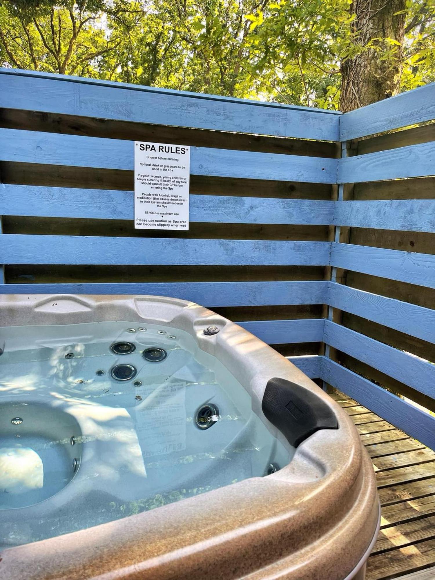 The Squirrel Lodge - Hot Tub - Pet Friendly - Pembrokeshire-Tenby كرمرثن المظهر الخارجي الصورة