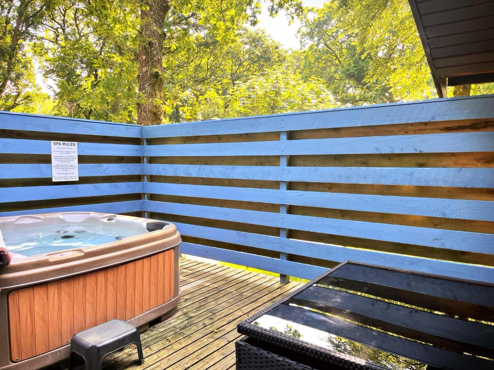 The Squirrel Lodge - Hot Tub - Pet Friendly - Pembrokeshire-Tenby كرمرثن المظهر الخارجي الصورة